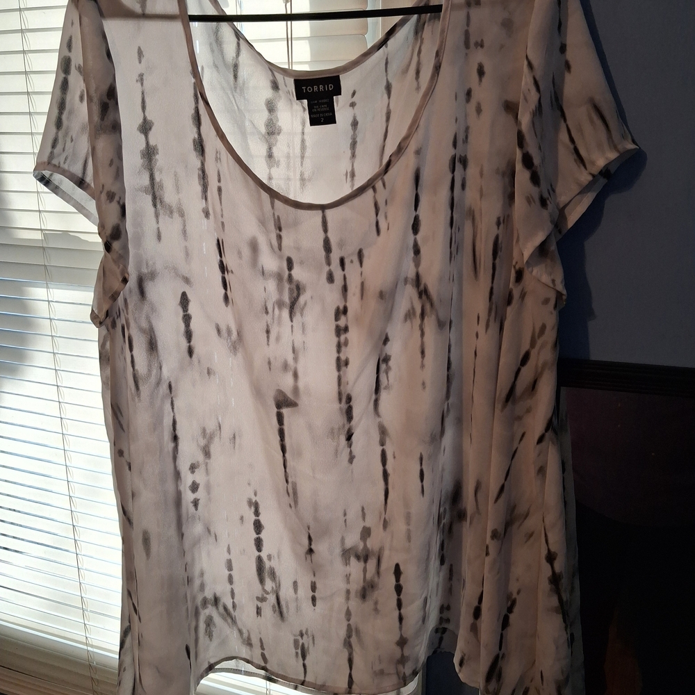Torrid Women's Black and White Tie-Dye Top